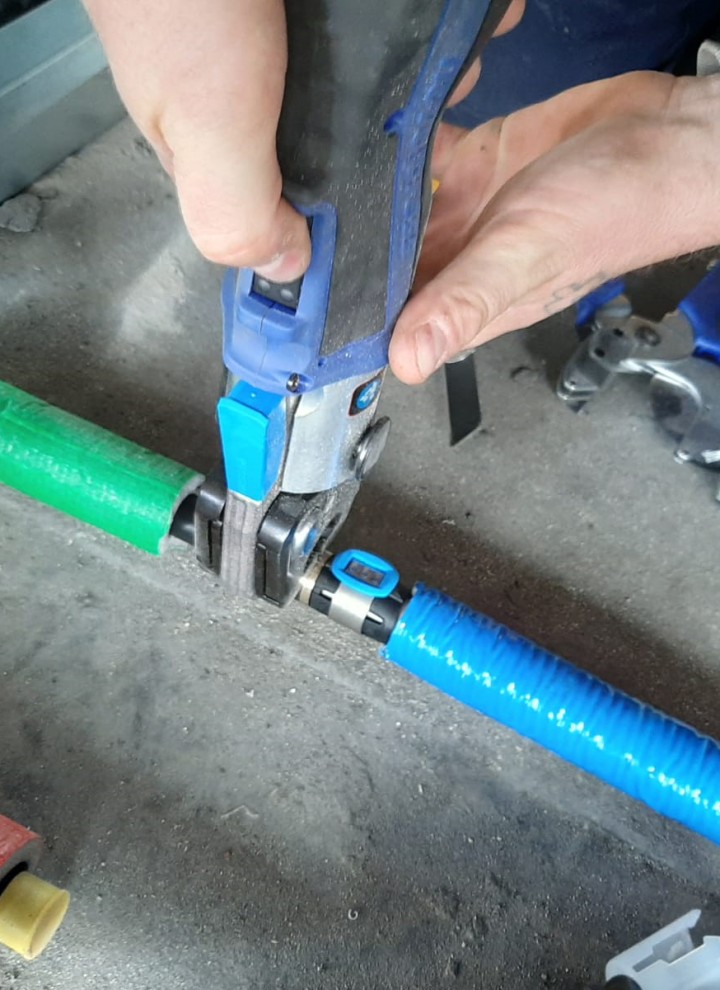 Het nieuwe Geberit FlowFit perssysteem in gebruik (© Geberit) Het nieuwe Geberit FlowFit perssysteem in gebruik (© Geberit)