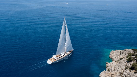Un voilier du chantier naval ADA Yachting de Bodrum navigue sur la Méditerranée (© ADA Yachting) Un voilier du chantier naval ADA Yachting de Bodrum navigue sur la Méditerranée (© ADA Yachting)
