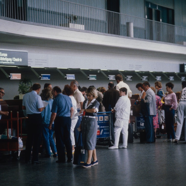 Passagiers wachten in de transitzone van terminal A (foto uit 1986) (© ETH-Bibliothek Zürich) Passagiers wachten in de transitzone van terminal A (foto uit 1986) (© ETH-Bibliothek Zürich)
