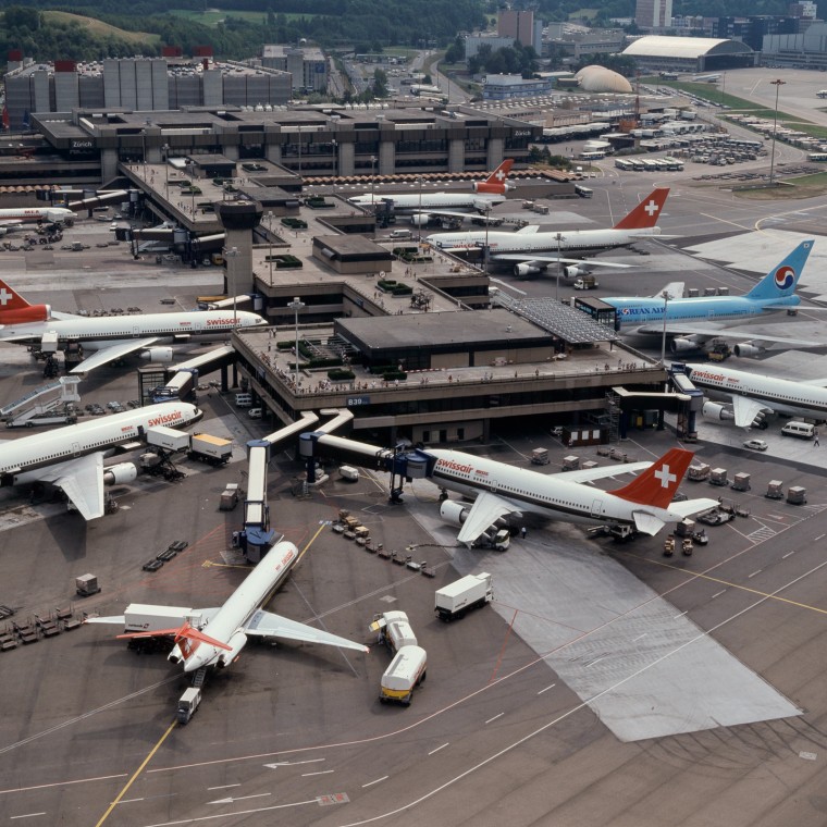Luchtfoto van terminal B in Zürich uit de jaren 1980 (© Swissair) Luchtfoto van terminal B in Zürich uit de jaren 1980 (© Swissair)