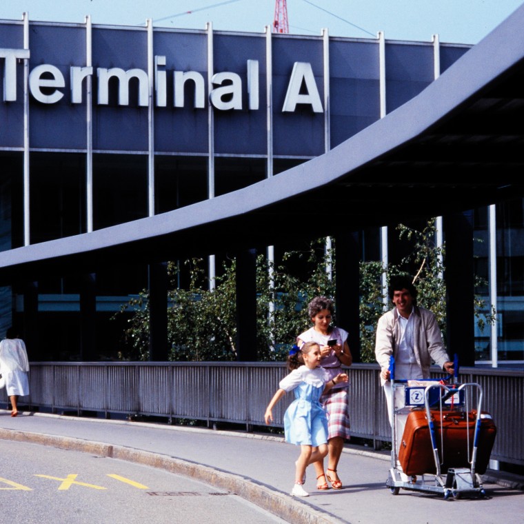 Voetgangers voor terminal A in 1985 (© Swissair) Voetgangers voor terminal A in 1985 (© Swissair)