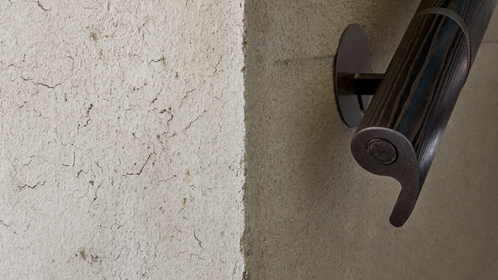 Des surfaces telles que le bois brûlé ou les murs en argile renforcent l’expérience sensorielle du toucher. (© David Willen Studio)