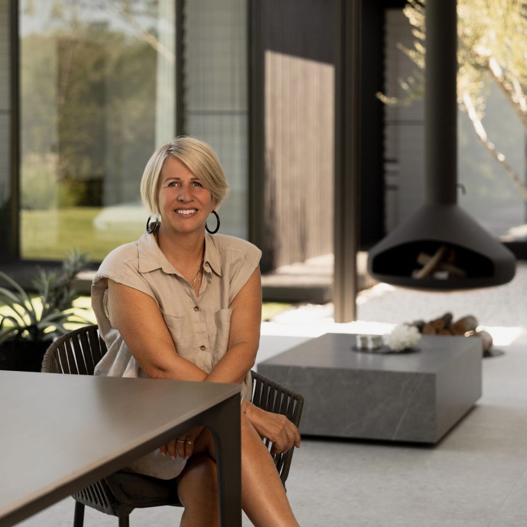 Als het regent (en het regent hard), zorgt de open haard voor gezelligheid – en Geberit Pluvia zorgt voor een optimale hemelwaterafvoer (© Alyne Media)