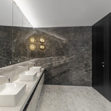 Une élégance discrète jusque dans les sanitaires. Derrière le mur : le système de WC économe en eau signé Geberit (© Ana Skobe)