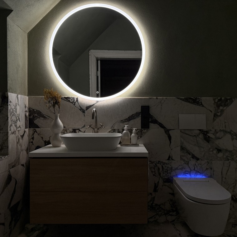 Confort même pendant la nuit : le miroir avec éclairage Geberit Option et le WC-douche Geberit AquaClean Sela créent une ambiance digne d'un hôtel (© Büşra Qadir) Confort même pendant la nuit : le miroir avec éclairage Geberit Option et le WC-douche Geberit AquaClean Sela créent une ambiance digne d'un hôtel (© Büşra Qadir)