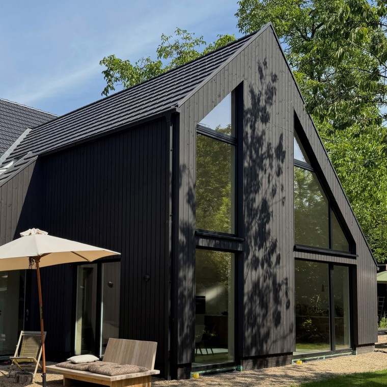 La structure ancienne de la villa a été entièrement rénovée et agrandie avec une extension moderne en bois (© Büşra Qadir) La structure ancienne de la villa a été entièrement rénovée et agrandie avec une extension moderne en bois (© Büşra Qadir)