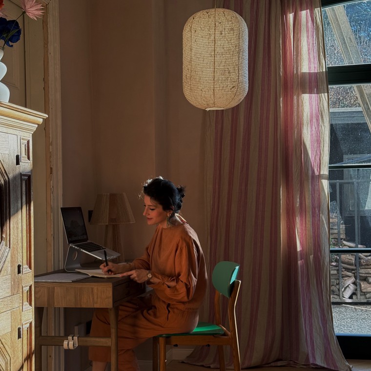 Büşra Qadir qualifie son style d'intérieur de « Fusion Living » et associe ainsi différents styles, cultures et couleurs (© Büşra Qadir)