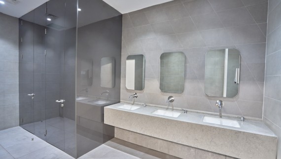 Eenvoudig en elegant: Geberit VariForm-wastafels en Piave-kranen. © Oğuzhan Kasar Eenvoudig en elegant: Geberit VariForm-wastafels en Piave-kranen. © Oğuzhan Kasar