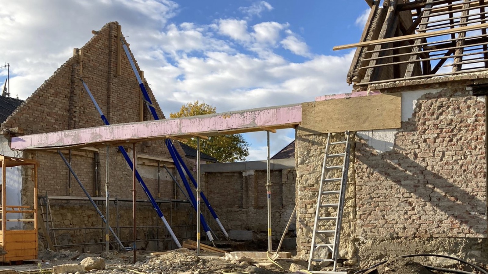 Tout a commencé ainsi : la vieille grange en 2021 (© Anna W.)