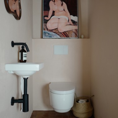 Le WC-douche AquaClean Mera lave en douceur à l’eau. En parfaite harmonie : la plaque de commande Sigma70 et le lave-mains iCon Light (© Anna W.)