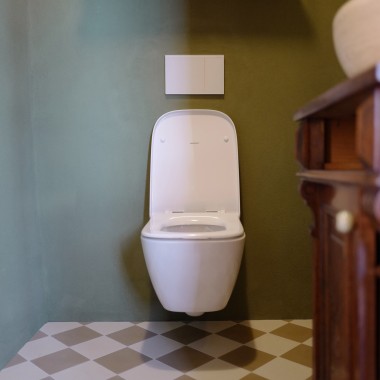 Un WC d’invités ravissant avec le WC Renova Plan et la plaque de commande Sigma70 (© Anna W.)