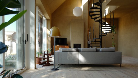 Overspoeld met licht: Het «Haus am Hof» is licht en uitnodigend dankzij de royale beglazing (© Anna W.) Overspoeld met licht: Het «Haus am Hof» is licht en uitnodigend dankzij de royale beglazing (© Anna W.)
