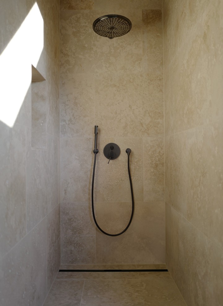 Une élégance discrète : le caniveau de douche CleanLine80 en noir chromé, doté d’un revêtement oléophobe (© Anna W.)