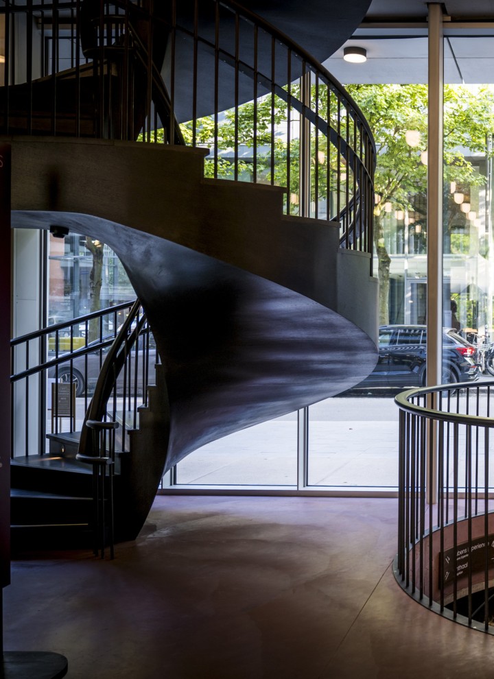 Les escaliers en colimaçon représentent un élément de design fort à l’intérieur (© Frederik Beyens)