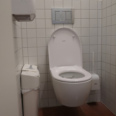 De nombreux produits Geberit sont installés dans les toilettes publiques (© Geberit)