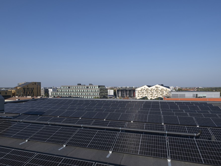 Des panneaux solaires installés sur le toit fournissent de l'énergie verte (© baraBild)