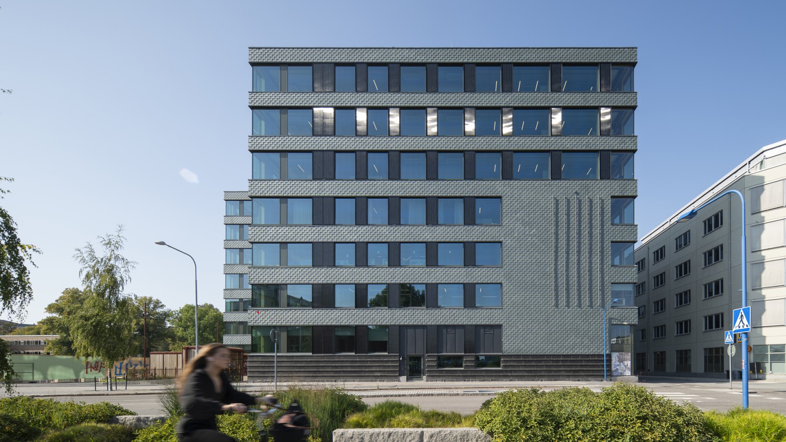 De gevel van leisteen en geïntegreerde zonnepanelen zorgt voor energie-efficiëntie (© baraBild) De gevel van leisteen en geïntegreerde zonnepanelen zorgt voor energie-efficiëntie (© baraBild)