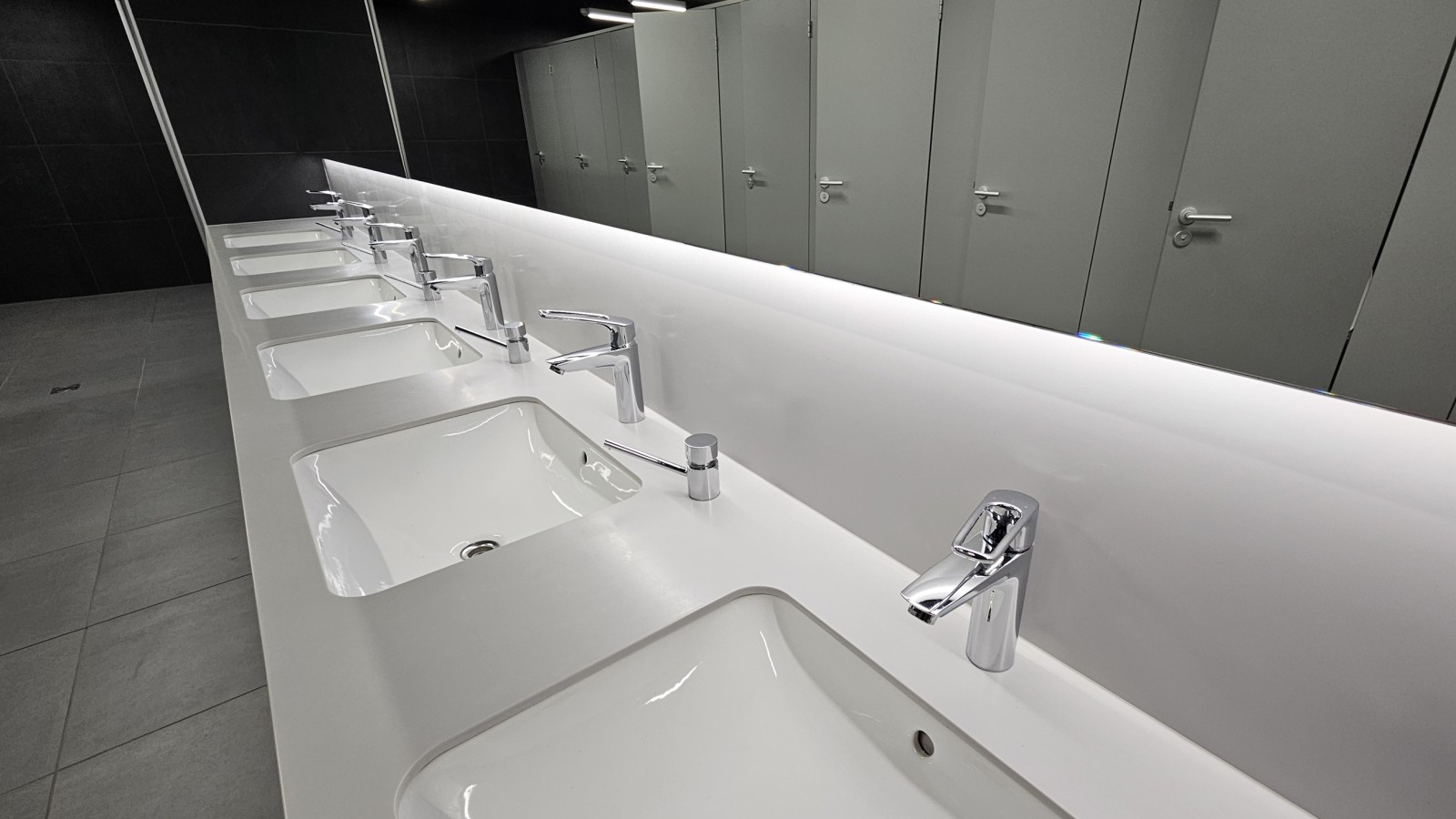 Veel Geberit producten zijn geïnstalleerd in de openbare wc's – zoals VariForm wastafels (© Geberit) Veel Geberit producten zijn geïnstalleerd in de openbare wc's – zoals VariForm wastafels (© Geberit)