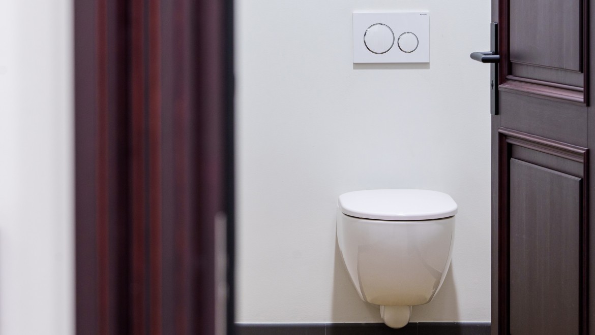De architecten besteedden bijzondere aandacht aan de sanitaire ruimtes (© Jānis Salmanis) De architecten besteedden bijzondere aandacht aan de sanitaire ruimtes (© Jānis Salmanis)