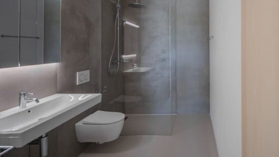 De badkamers zijn uitgerust met Geberit wc's en wastafels. (© Openly / Jens Ellensohn)