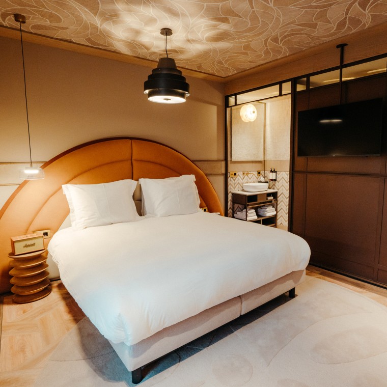 36 chambres d’hôtel élégantes, au style mid-century (© Nina Slagmolen) 36 chambres d’hôtel élégantes, au style mid-century (© Nina Slagmolen)