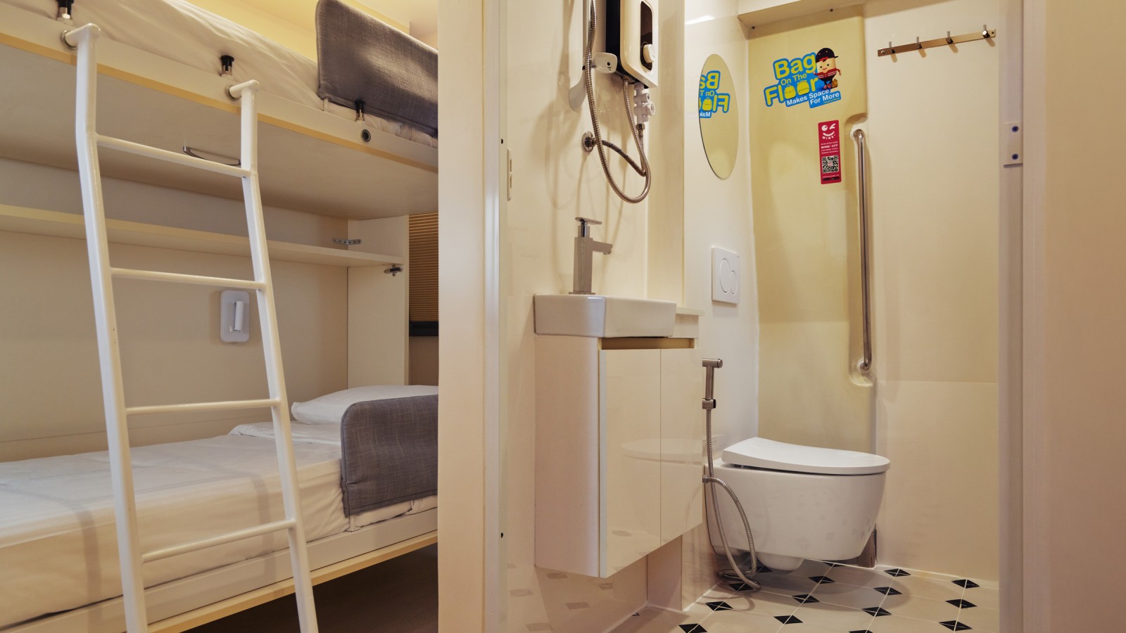 Astucieux : les lits sur mesure peuvent être repliés facilement lorsqu’ils ne sont pas utilisés (© Watson Lau)