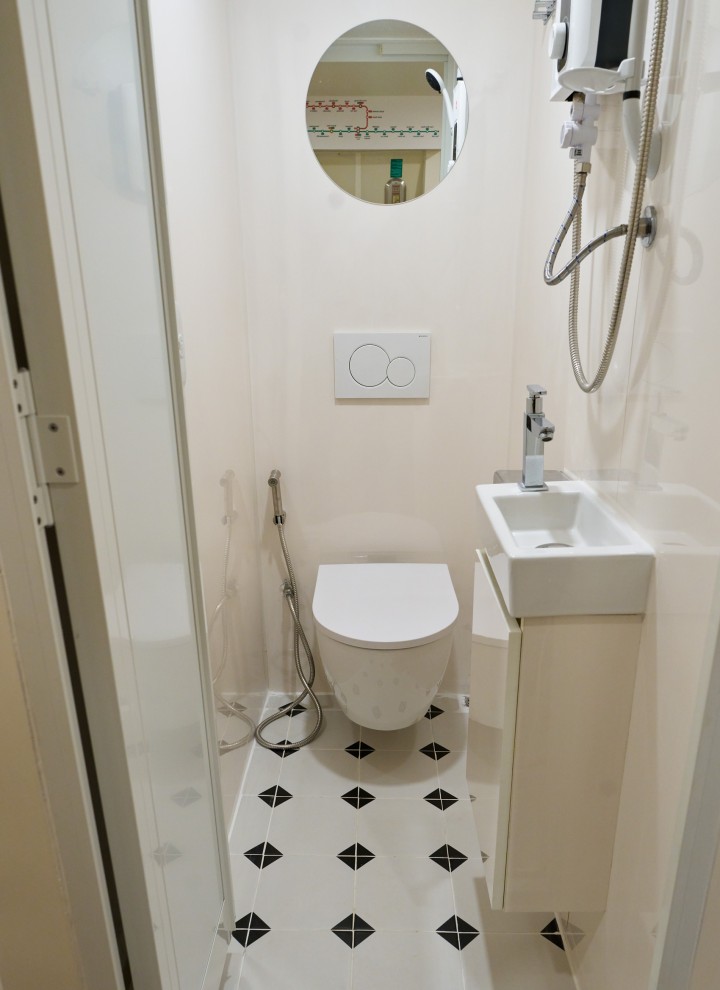 Confort sur un espace exigu : les mini-salles de bains sont équipées de WC suspendus Geberit iCon et de plaques de commande Sigma01 (© Watson Lau)