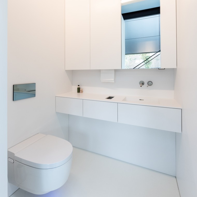 Design intérieur minimaliste et confort maximal avec le WC-douche Geberit AquaClean Mera Comfort (© Lucas van der Wee)