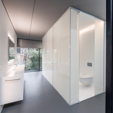 La salle de bains a été ajoutée à la structure en acier et en verre comme un « meuble indépendant » (© Lucas van der Wee)