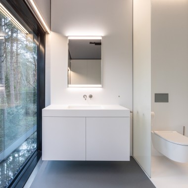 Les armoires à miroir Geberit avec éclairage ComfortLight sont épurées, mais extrêmement fonctionnelles (© Lucas van der Wee)