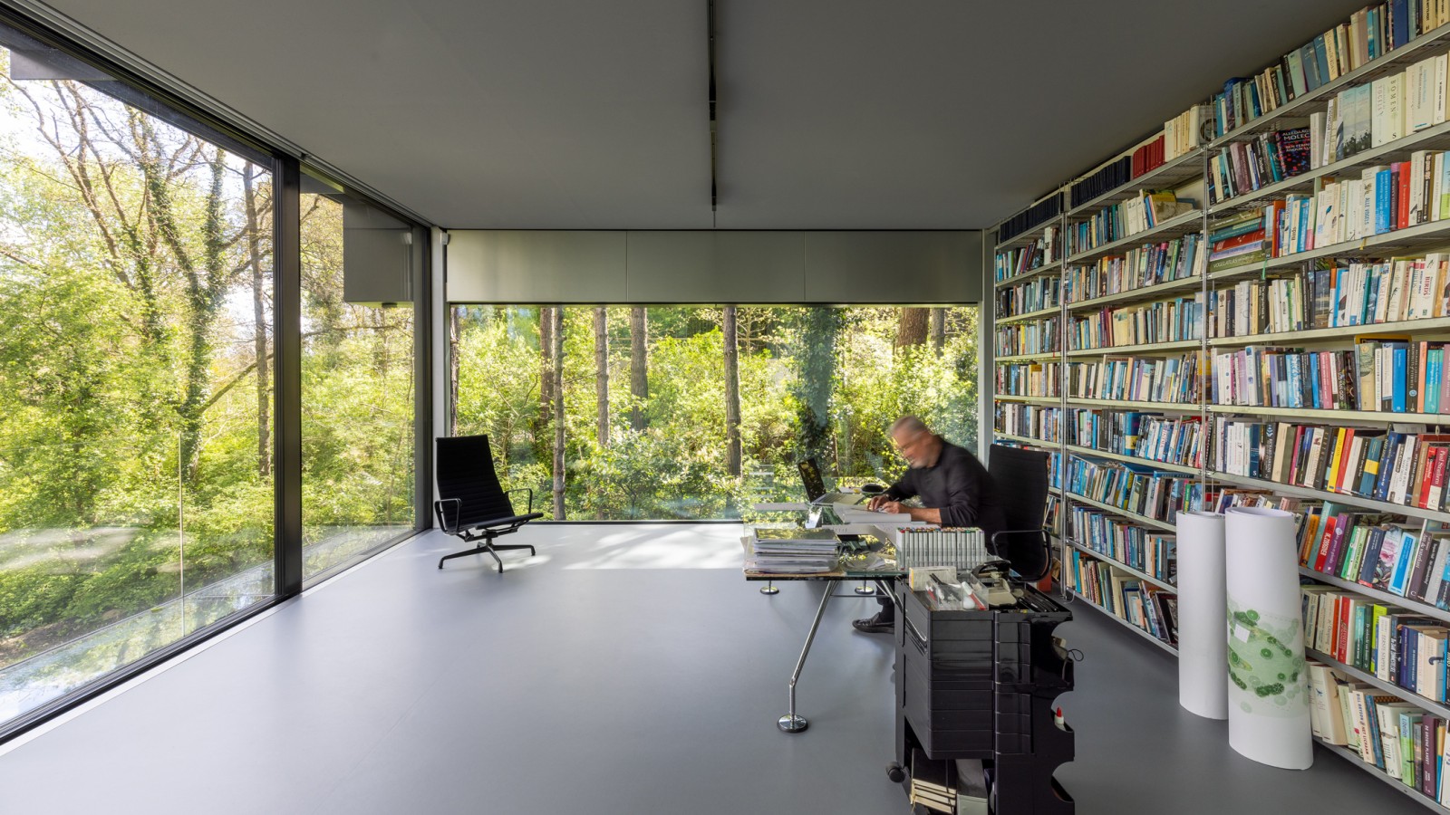 Quand l’intérieur et l’extérieur se confondent : Jan Pesman dans son bureau (© Lucas van der Wee)