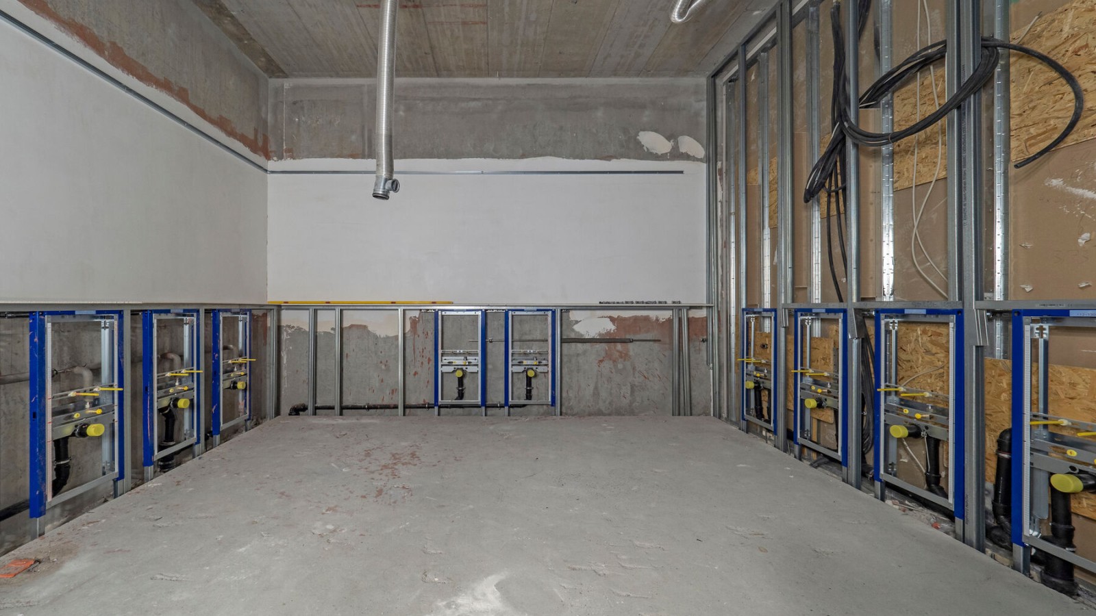 Sanitairinstallatie van hal 12 in ruwbouw Sanitairinstallatie van hal 12 in ruwbouw