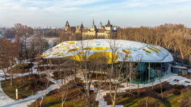 Een paddenstoel in een park? Het iconische dak van het "House of Music Hongarije" van bovenaf gezien (© Városliget Zrt.)