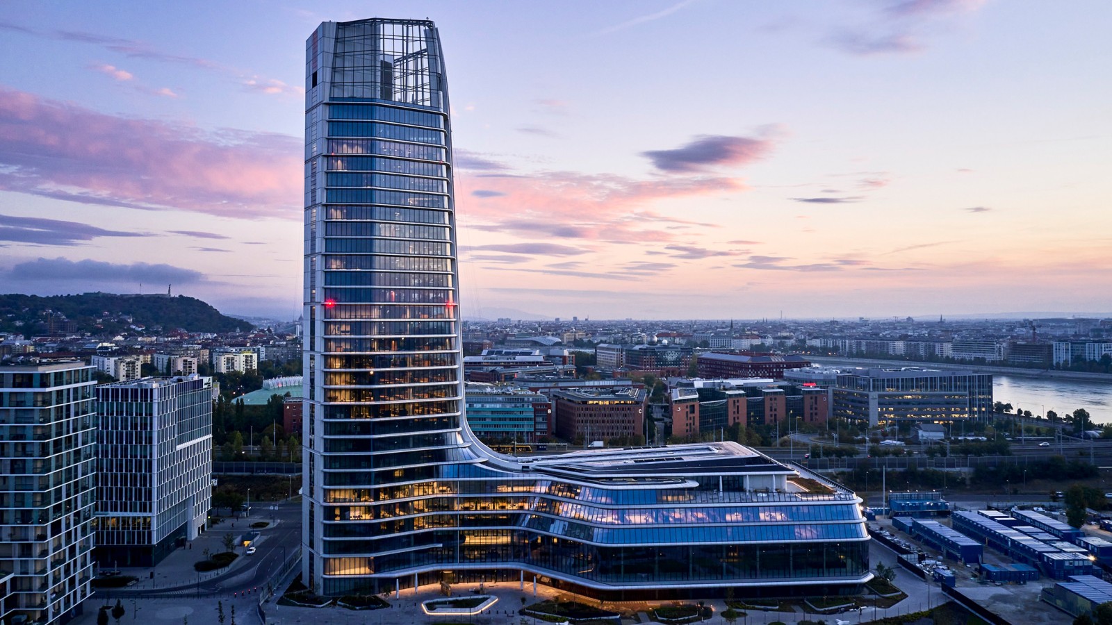 Van veraf te zien: MOL Campus, met zijn 143 meter hoge toren en aangrenzend podium, is nu het hoogste gebouw in Hongarije (© MOL Group) Van veraf te zien: MOL Campus, met zijn 143 meter hoge toren en aangrenzend podium, is nu het hoogste gebouw in Hongarije (© MOL Group)