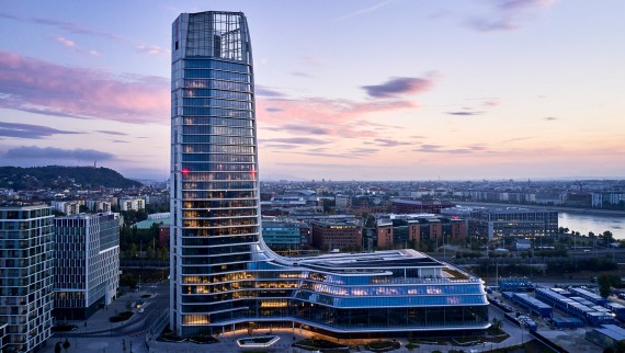 Van veraf te zien: MOL Campus, met zijn 143 meter hoge toren en aangrenzend podium, is nu het hoogste gebouw in Hongarije (© MOL Group)