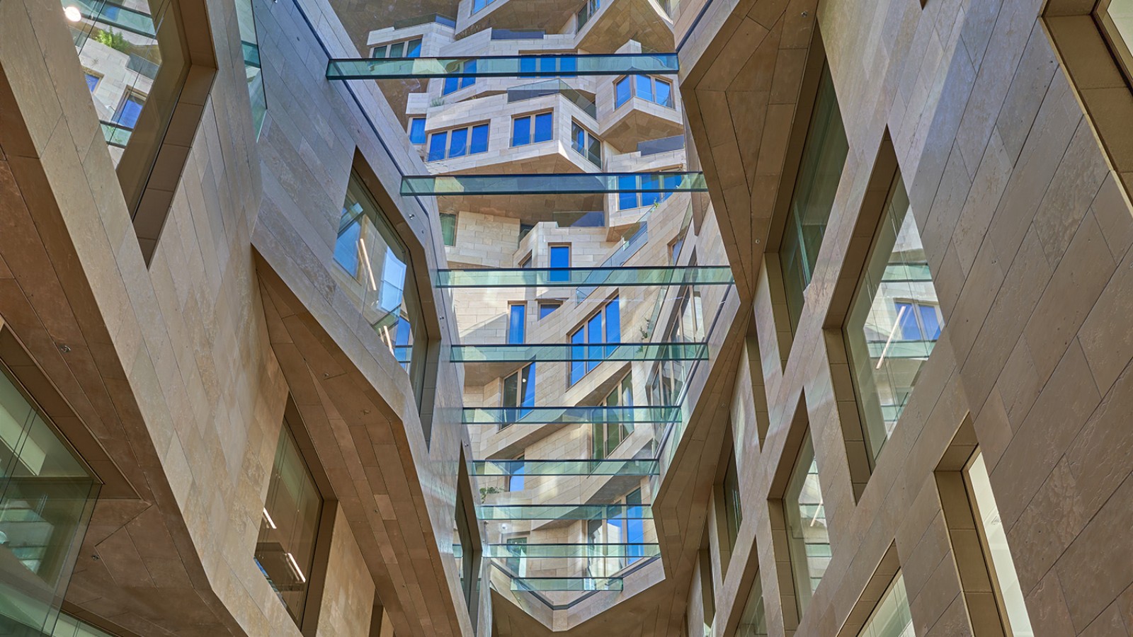 Les cinq étages inférieurs abritent des magasins, des bureaux, des restaurants et un musée d'histoire naturelle (© Marcel Steinbach) Les cinq étages inférieurs abritent des magasins, des bureaux, des restaurants et un musée d'histoire naturelle (© Marcel Steinbach)