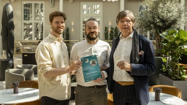 De CEO van BJERG Arkitektur, Kjeld Bjerg (links) en de architecten Carsten Wraae Jensen en Mads Bjerg Nørkjær overtuigden met het beste ontwerp (© Wilfred Gachau)