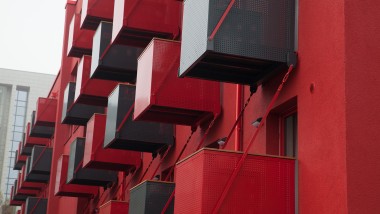 Een opvallende rode gevel met kubusvormige voorbalkons is de nieuwe blikvanger in de Goldsteinstrasse in Frankfurt am Main (DE) (© Geberit)