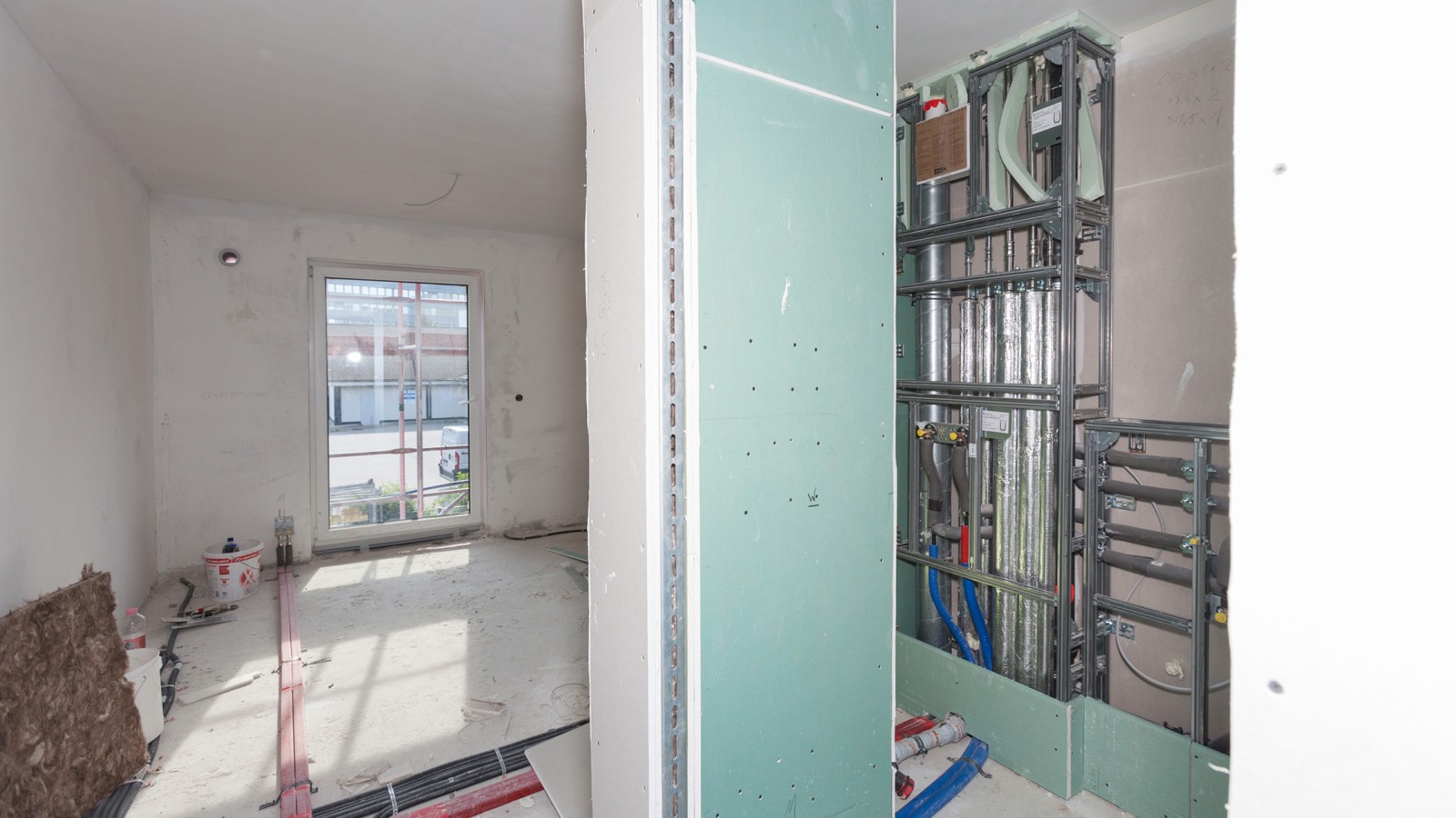 Het industrieel geprefabriceerde Geberit GIS installatiesysteem voor het complete aan- en afvoersysteem verkortte de bouwtijd met drie maanden. Foto (© Geberit)