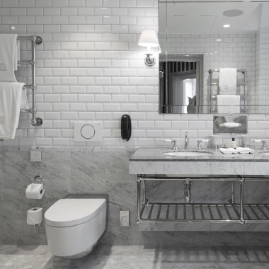 Salle de bains avec WC-douche Geberit AquaClean Mera (© Andy Liffner)