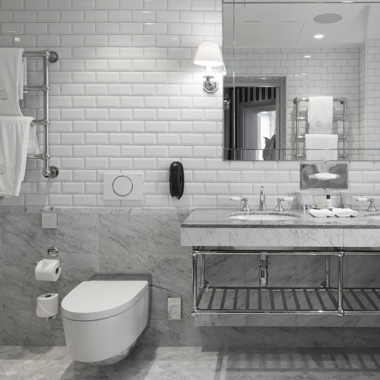 Salle de bains avec WC-douche Geberit AquaClean Mera (© Andy Liffner) Salle de bains avec WC-douche Geberit AquaClean Mera (© Andy Liffner)