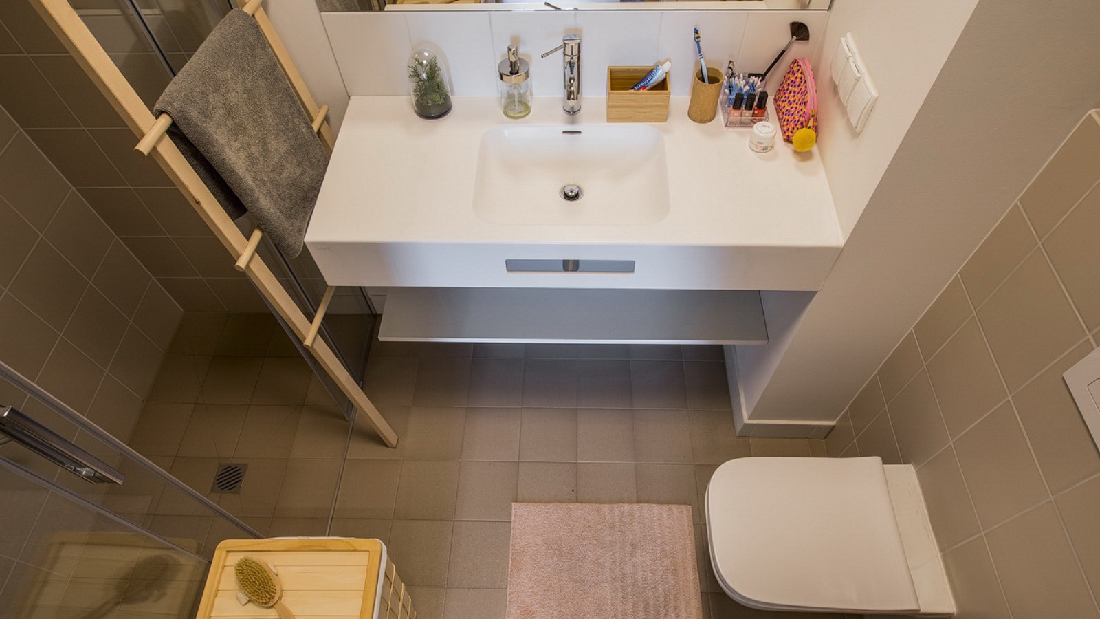 Petite mais suffisante : salle de bains de LivinnX (© Jaroslaw Kakal/Geberit) Petite mais suffisante : salle de bains de LivinnX (© Jaroslaw Kakal/Geberit)