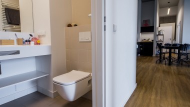 Een ontwerp dat de ruimte vergroot: een minibadkamer in een appartement in de studentenresidentie LivinnX (© Jaroslaw Kakal/Geberit)