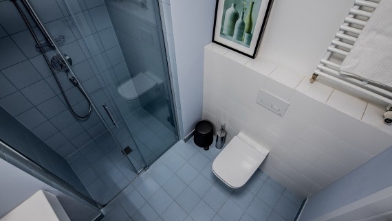 Zelfs de kleinste badkamers tonen de persoonlijke smaak van hun bewoners. (© Jaroslaw Kakal/Geberit)
