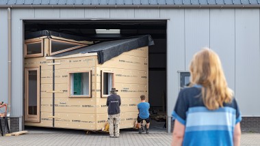 Grote verhuis voor het kleine huis: In mei 2022 verhuisde "Sprout" van de werkplaats naar de groene wijk Olst-Wijhe (NL) (© Chiela van Meerwijk)