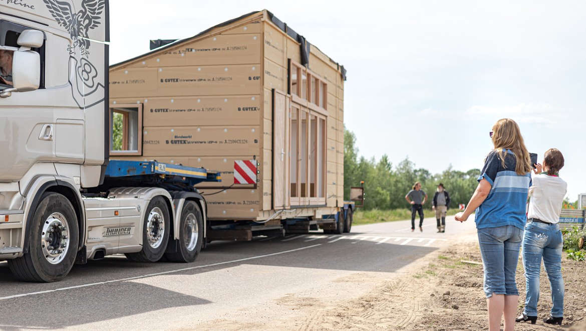Transport van het Tiny House (© Chiela van Meerwijk)