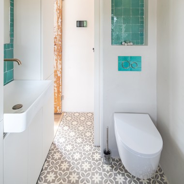Tout pour la petite salle de bains : les WC, la plaque de déclenchement et le lavabo à poser sont de Geberi (© Chiela van Meerwijk)