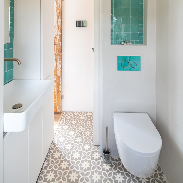 Tout pour la petite salle de bains : les WC, la plaque de déclenchement et le lavabo à poser sont de Geberi (© Chiela van Meerwijk) Tout pour la petite salle de bains : les WC, la plaque de déclenchement et le lavabo à poser sont de Geberi (© Chiela van Meerwijk)