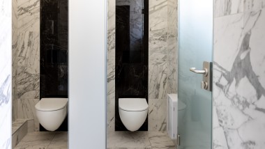 Keramische wc's zonder spoelrand uit de badkamerserie Acanto (© Opernhaus Chemnitz / Nasser Hashemi)