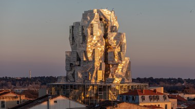 De speciaal gecoate aluminium platen van de torengevel weerkaatsen het licht van de avondzon, waardoor een bijna bovennatuurlijke sfeer ontstaat (© Adrian Deweerdt, Arles)